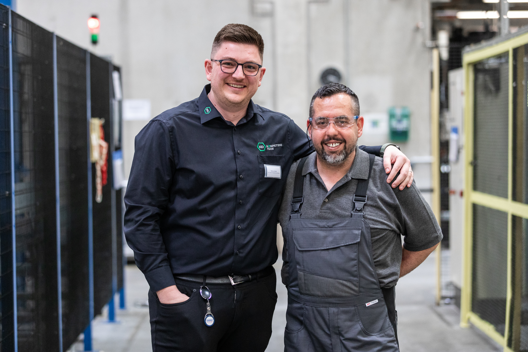 Kollegen aus Technik und Produktion in der KID Fertigungshalle