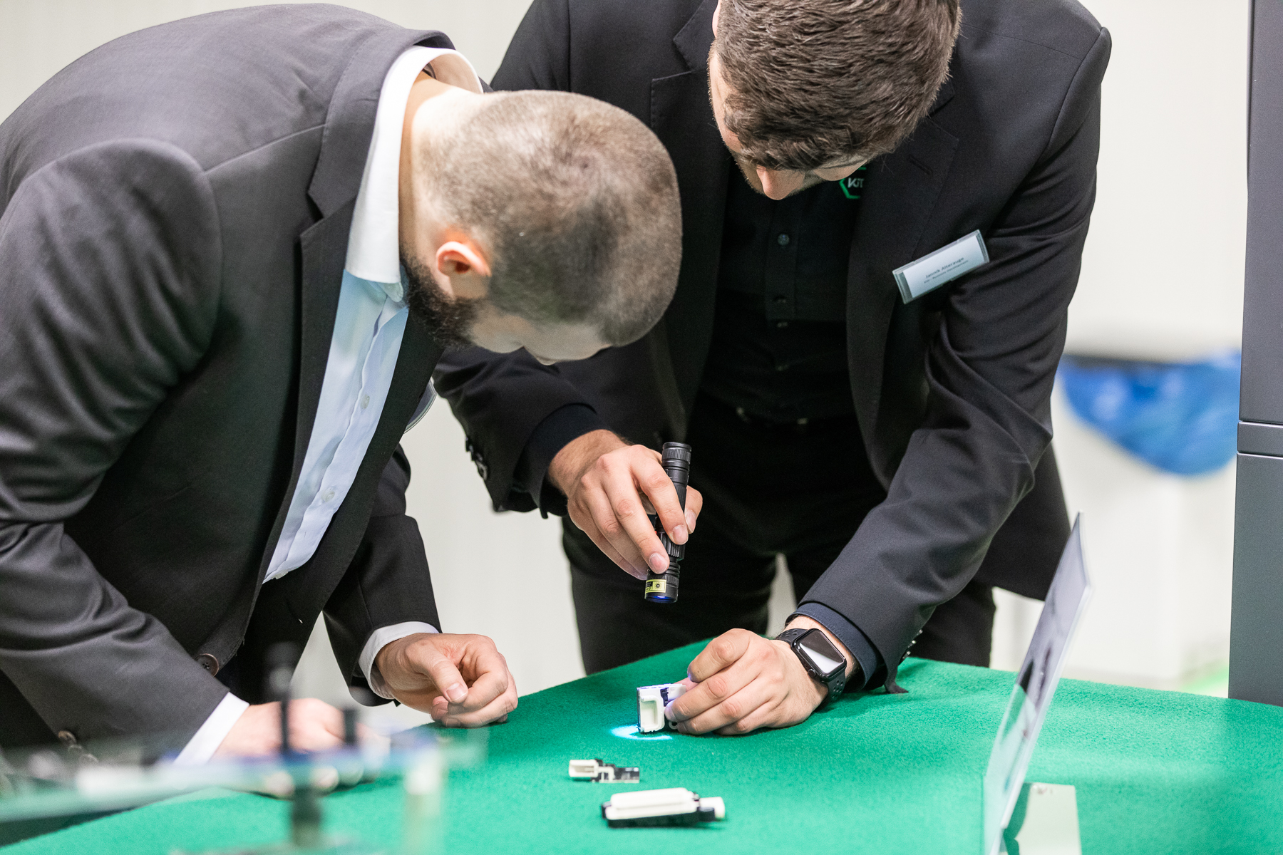 Fachgespräch über imprägnierte Bauteile beim KID Technologietag